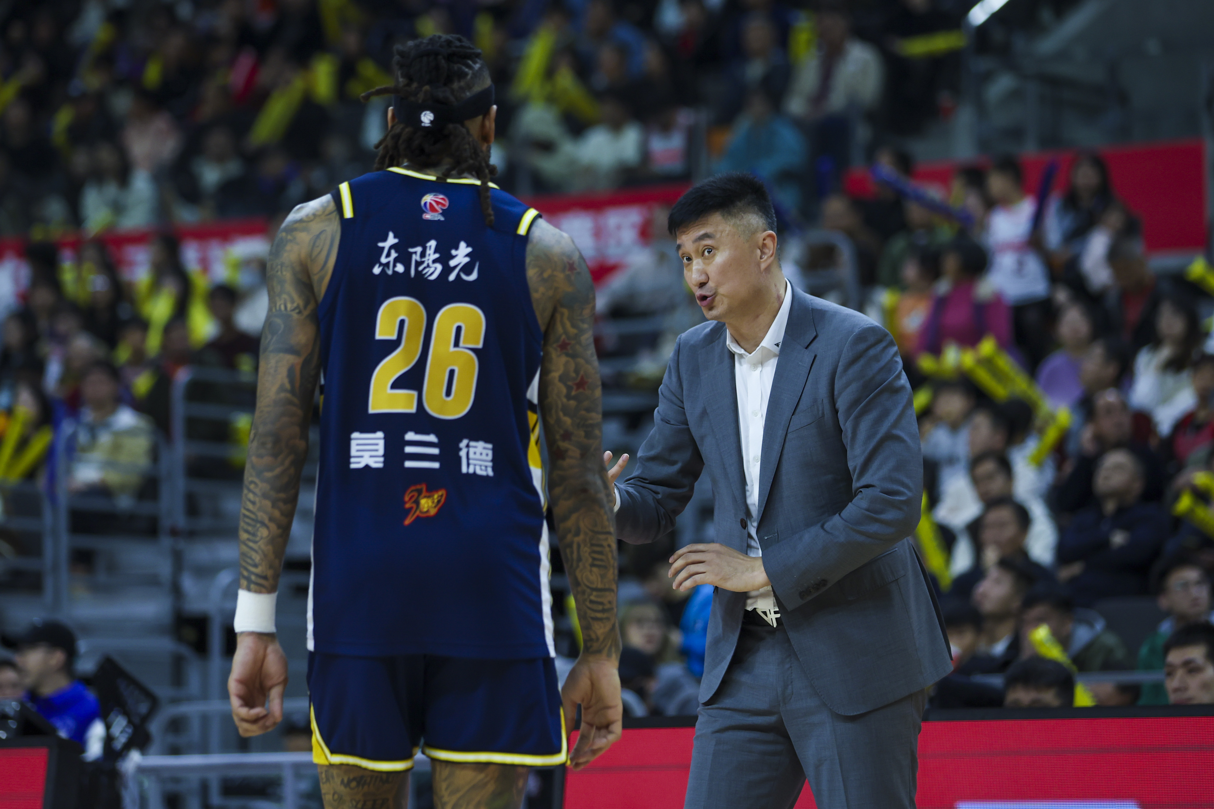 窗口期山东男篮调整名单以备法国杯，主帅复盘环节打磨，震撼外界，更衣室氛围转暖的简单介绍