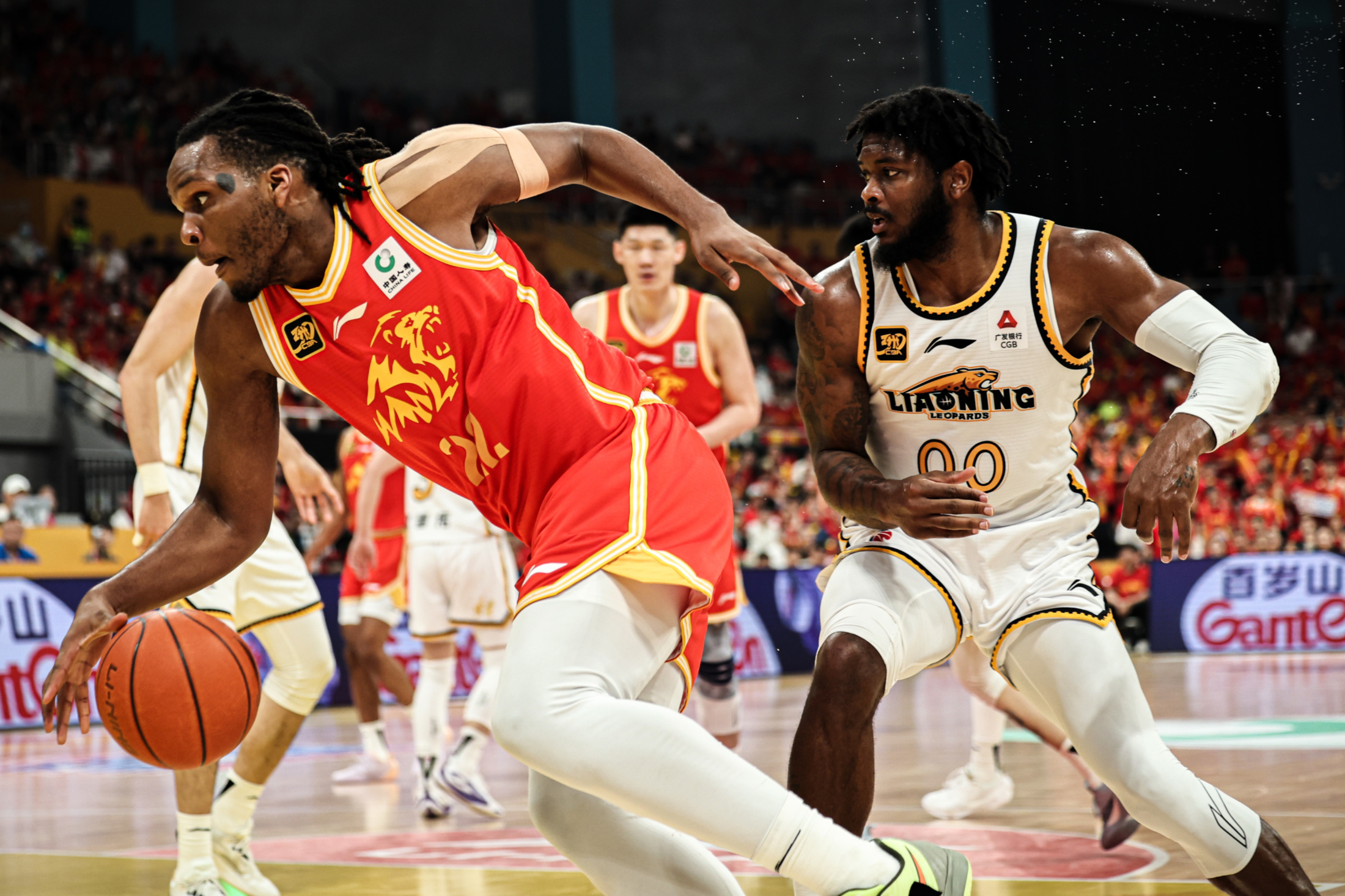 窗口期山东男篮调整名单以备法国杯，主帅复盘环节打磨，震撼外界，更衣室氛围转暖的简单介绍